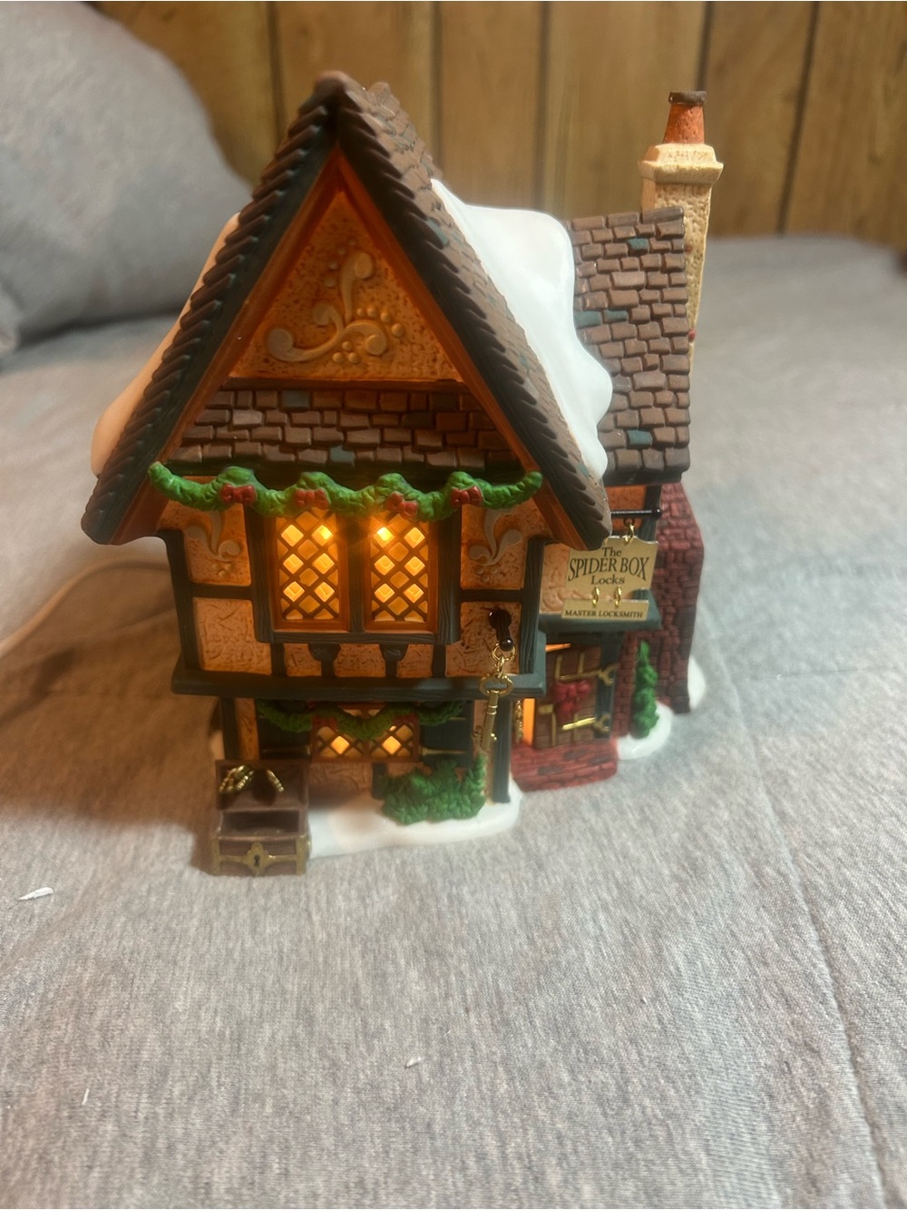 Department 56 Illuminated Holiday Shop Cottage spider box locks